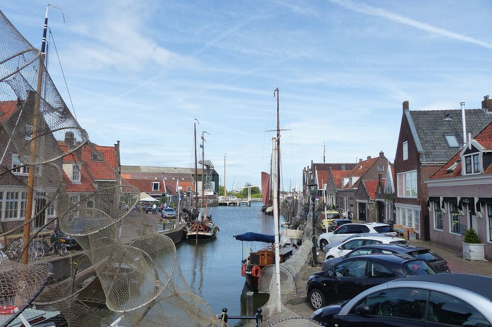 Haven van Monnickendam met traditionele zeilschepen en visfuiken langs de kade