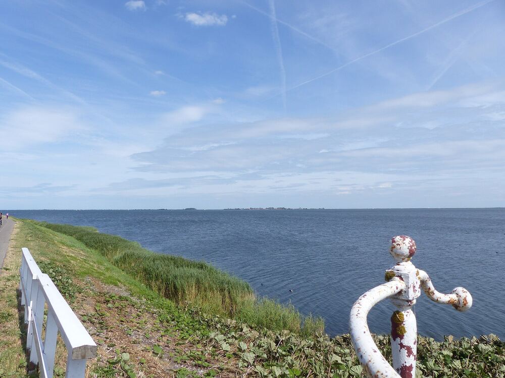 Fietspad op de dijk langs de Gouwzee bij Monnickendam met wijd uitzicht over het water