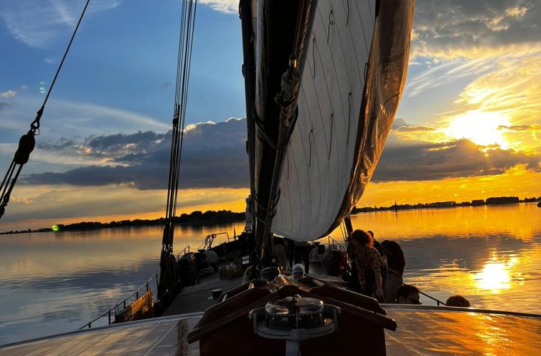 Klassieke tjalk Zuiderzee onder zeil, vertrekkend uit de haven van Monnickendam richting Hoorn