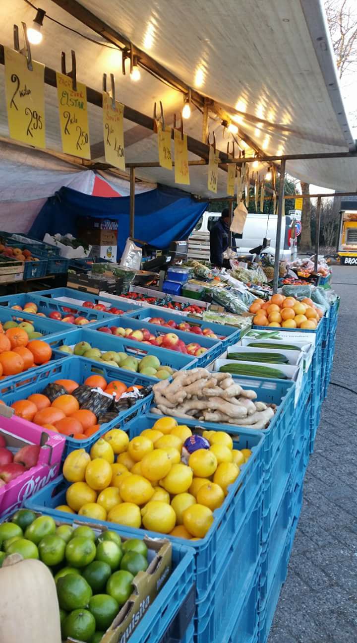 Woensdagmarkt Broek in Waterland — markt-eten in Monnickendam